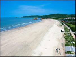 整治修复后的基湖沙滩-砂质细腻纯净（右）