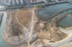 阳光海岸绿道建设前（左）