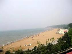 北戴河中海滩修复后（右）