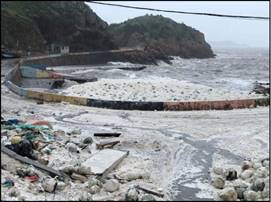 环保浮球替换前-平时的海滩布满微塑料，台风时的海滩触目惊心（右）