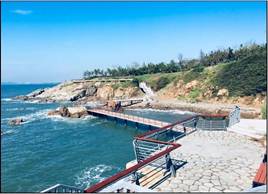 蓝湾整治“清岸线”后（右）