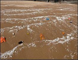 环保浮球替换前-平时的海滩布满微塑料，台风时的海滩触目惊心（左）