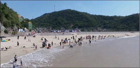 鲜叠沙滩修复后民众亲水观海