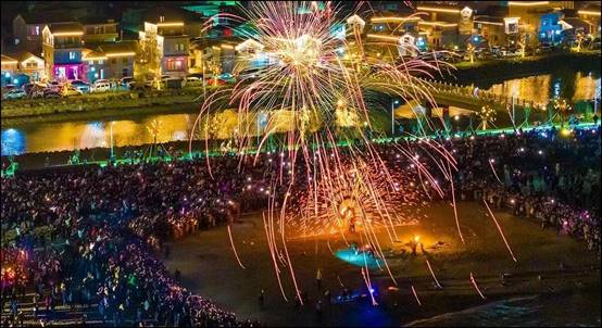 鲜叠沙滩打铁花和烟花秀