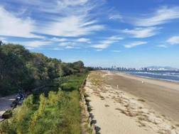 北戴河浅水湾岸线修复后（右）