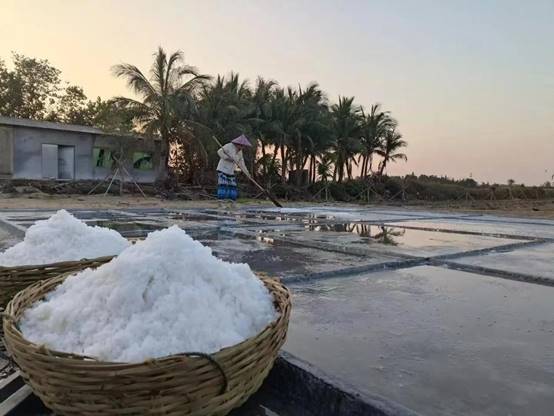 老市村村民正在用古法开展制盐活动