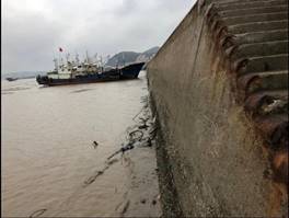 整治修复前的望海路滨海岸段-脏乱差、垃圾遍地的岸线及缺乏生态性的“三面光”护岸（右）