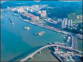整治修复后的望海路滨海岸段—望海路生态岸线，生物多样性丰富的生态护岸（左）