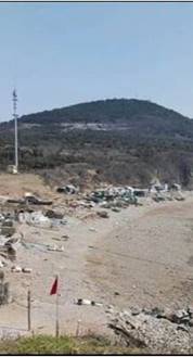 2016年整治前凤凰山岸滩垃圾成堆、污水直排入海，薛家岛沿岸养殖设施占礁侵沙、破坏岸线（左）