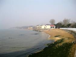 北戴河中海滩修复前（左）