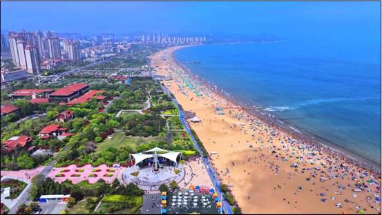 夏日市民游客在金沙滩上亲海游憩