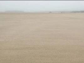 整治修复后的基湖沙滩-砂质细腻纯净（左）