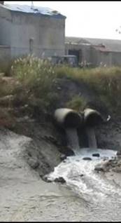 2016年整治前凤凰山岸滩垃圾成堆、污水直排入海，薛家岛沿岸养殖设施占礁侵沙、破坏岸线（中）